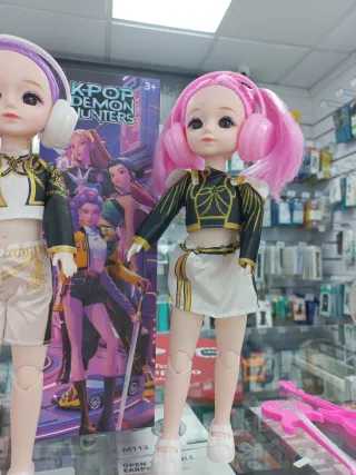 Muñecas K-pop con guitarras