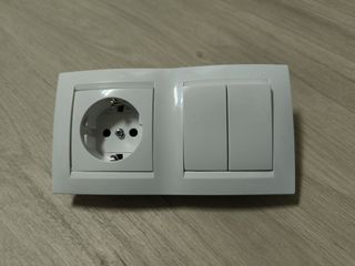 Enchufe y Doble Interruptor Simon