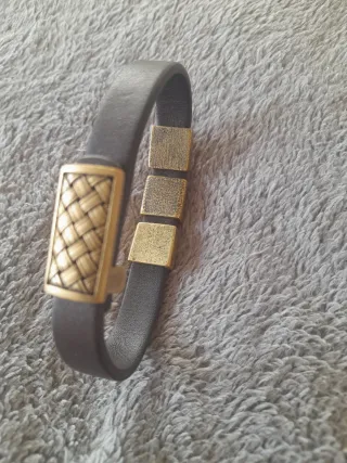 Pulsera Vikinga de Cuero y Metal Dorado