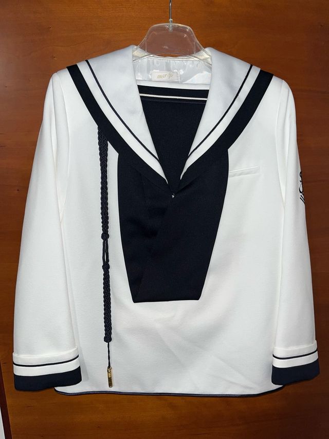 Traje marinero comunión blanco y azul.