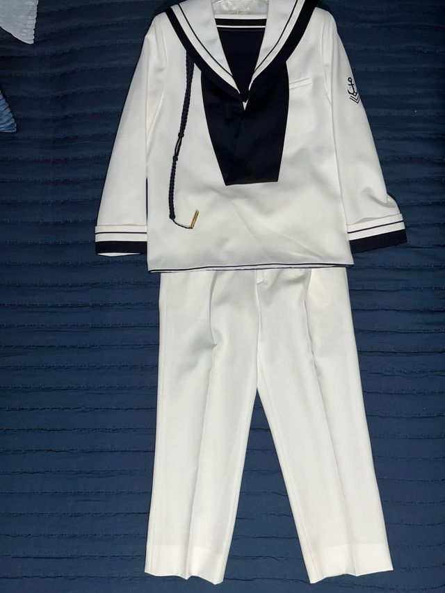 Traje marinero comunión blanco y azul.