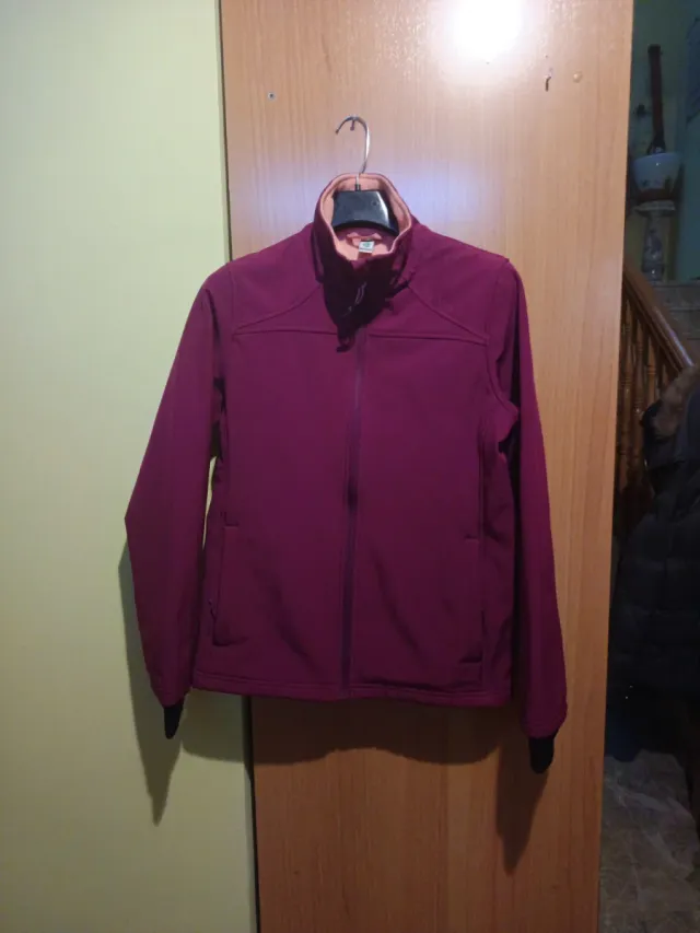 Cazadora deportiva granate talla M