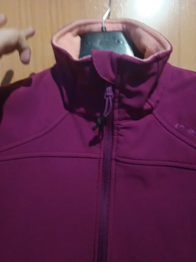 Cazadora deportiva granate talla M