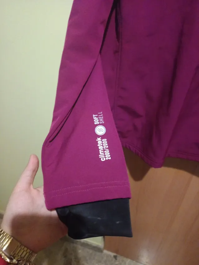 Cazadora deportiva granate talla M