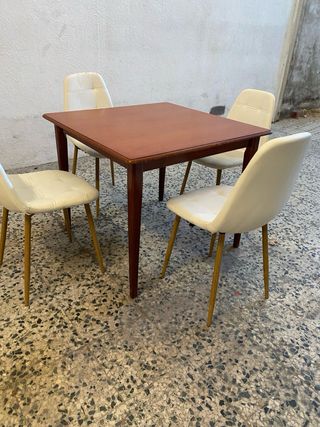 Mesa de comedor con 4 sillas