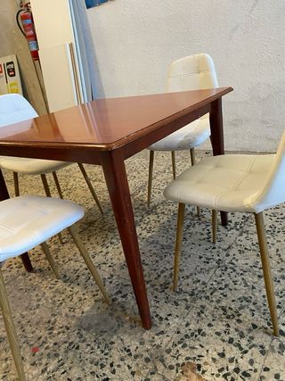 Mesa de comedor con 4 sillas