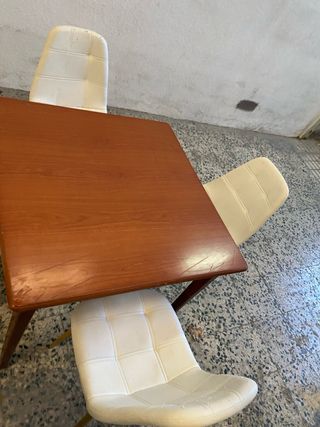 Mesa de comedor con 4 sillas