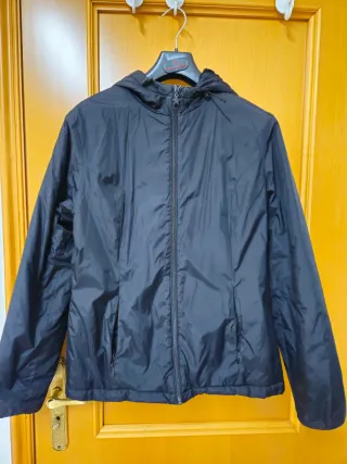 Giubbotto nero con cappuccio