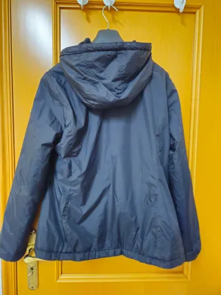 Giubbotto nero con cappuccio