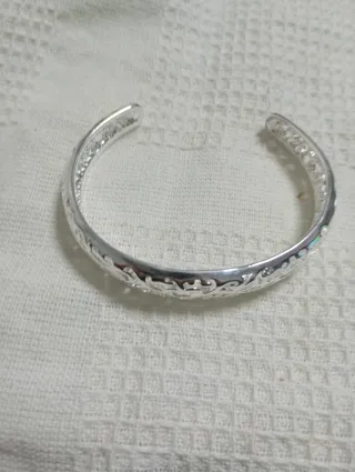 Brazalete de plata con diseño calado