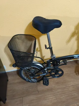 Bicicleta plegable negra con cesta