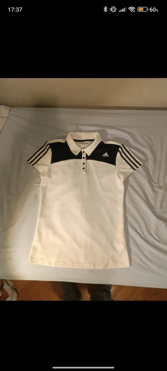 Camiseta deportiva Adidas blanca y negra