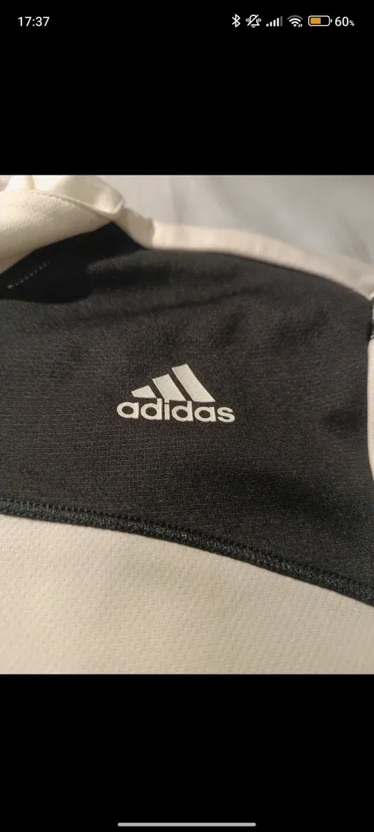 Camiseta deportiva Adidas blanca y negra