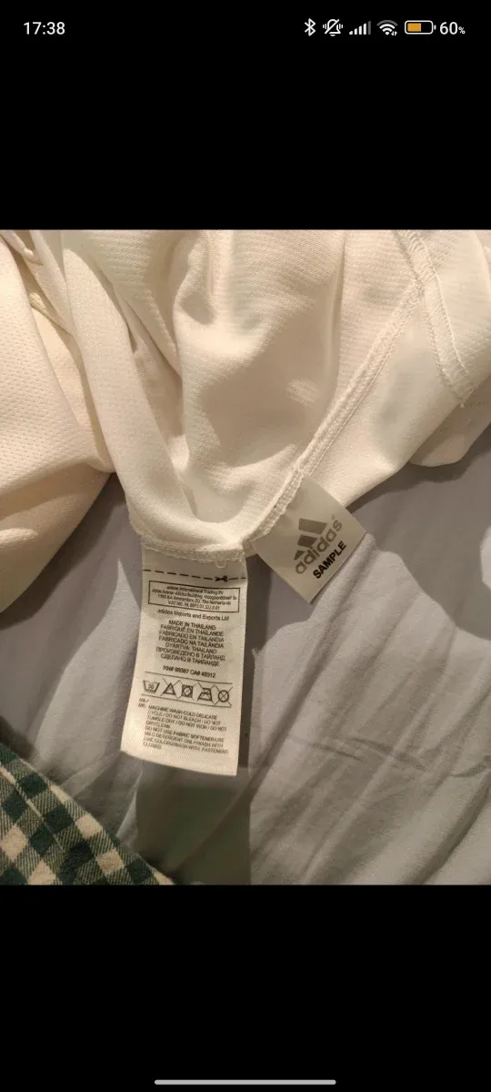 Camiseta deportiva Adidas blanca y negra