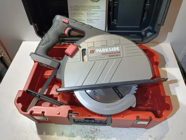 Sierra Circular Parkside 20V per Metallo