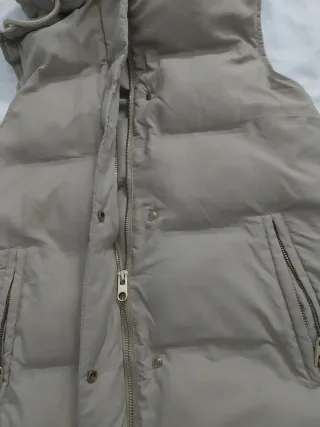 Chaleco largo beige con capucha