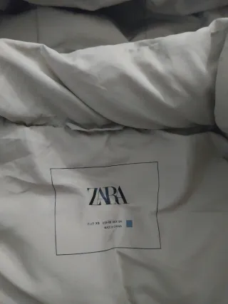 Chaleco largo beige con capucha