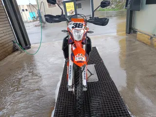 KTM 690 Enduro 24' (Diciembre).
