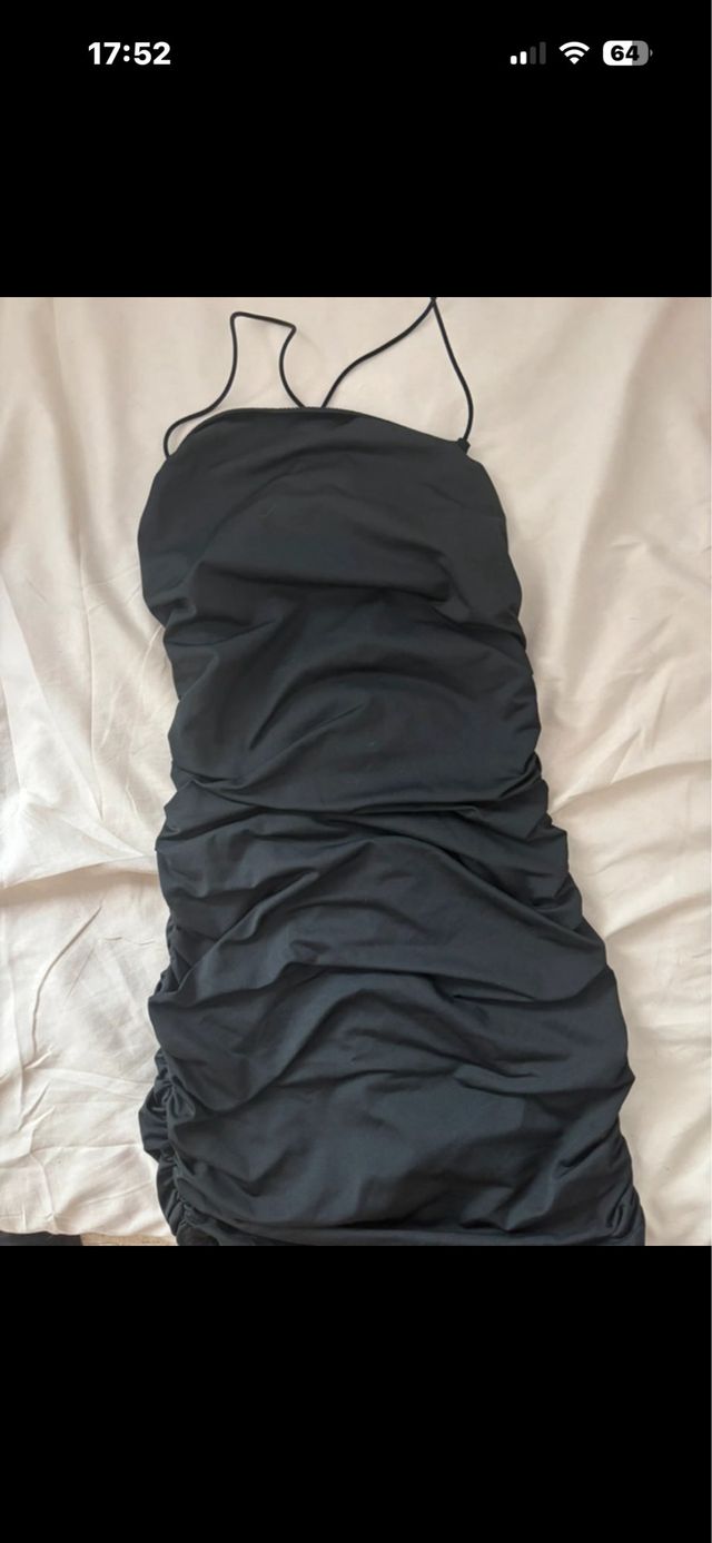 Vestido negro ajustado con tirantes