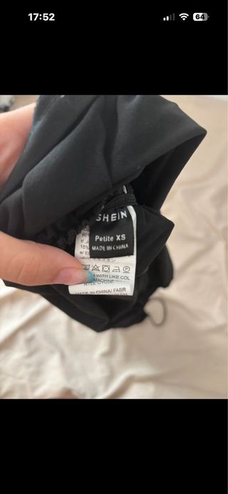 Vestido negro ajustado con tirantes