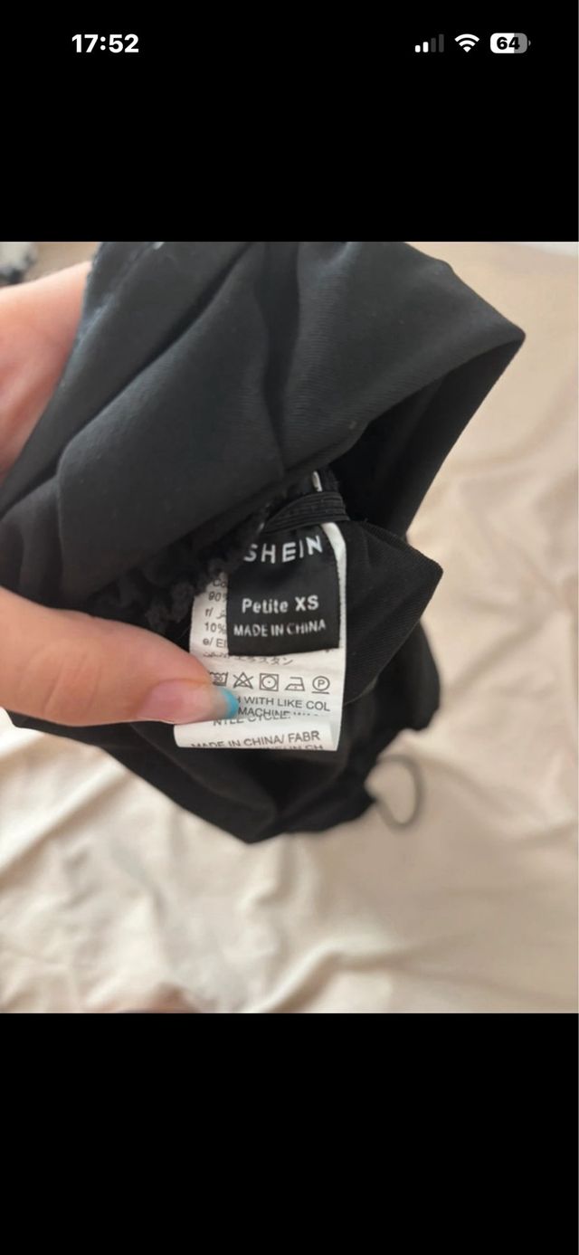 Vestido negro ajustado con tirantes