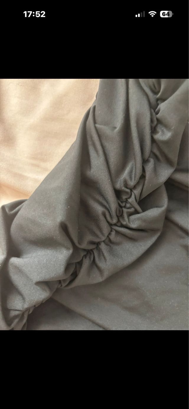 Vestido negro ajustado con tirantes