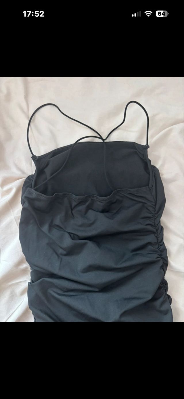 Vestido negro ajustado con tirantes