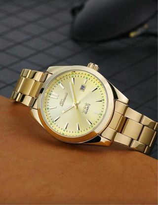 Reloj Dorado Elegante