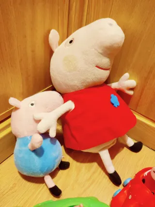 Peluches Peppa Pig y coches de arrastre