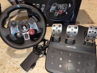 Consola PS4 Pro + Volante Logitech + 14 Juegos