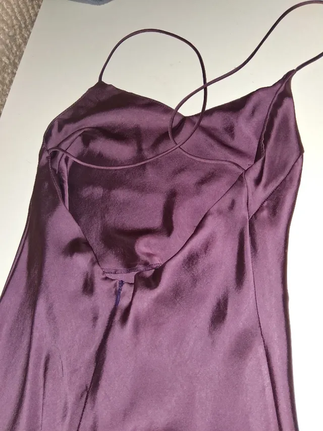 Vestido satén tirantes morado