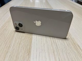 iPhone 13 Blanco 85% Batería + Cargador