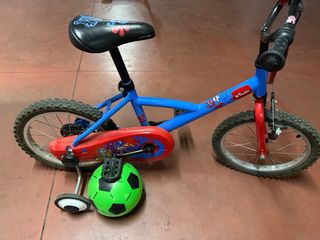 Bici de niño azul y roja