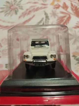 Coche de colección Citroen Dyane 1970 blanco