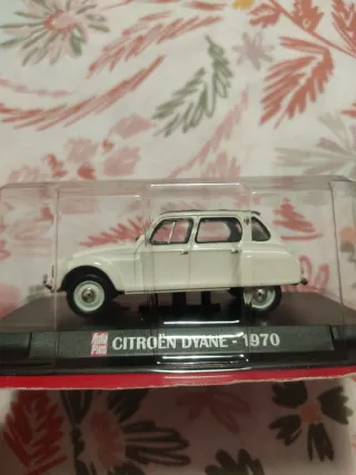 Coche de colección Citroen Dyane 1970 blanco