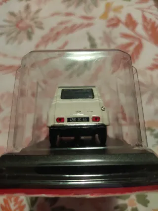 Coche de colección Citroen Dyane 1970 blanco