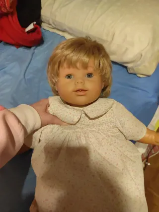 Muñeca antigua en perfecto estado.