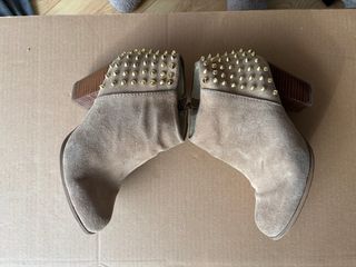 Botines Beige con Tachuelas Doradas