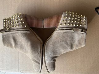 Botines Beige con Tachuelas Doradas