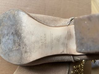 Botines Beige con Tachuelas Doradas