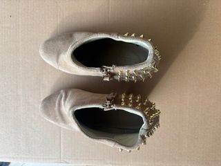 Botines Beige con Tachuelas Doradas