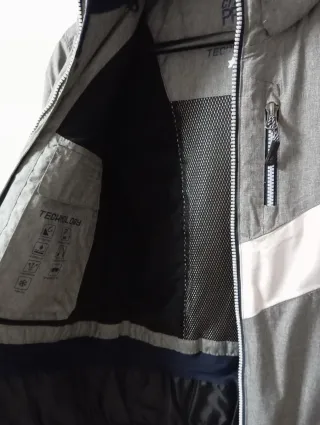 Chaqueta de nieve gris y blanca