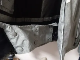 Chaqueta de nieve gris y blanca