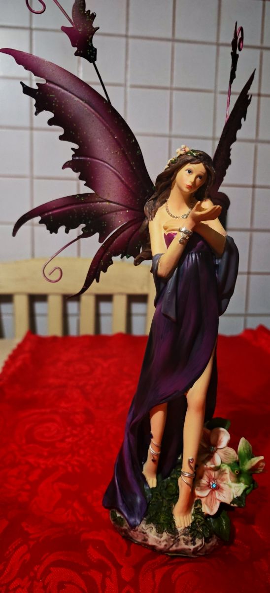 Fata decorativa con ali viola