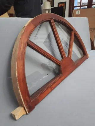 Ventana de medio punto de madera y cristal.