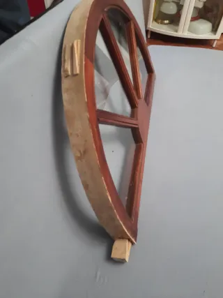 Ventana de medio punto de madera y cristal.