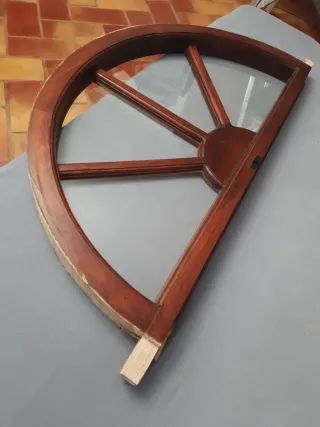 Ventana de medio punto de madera y cristal.