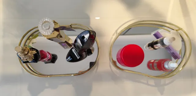 Bandeja decorativa dorada con espejo