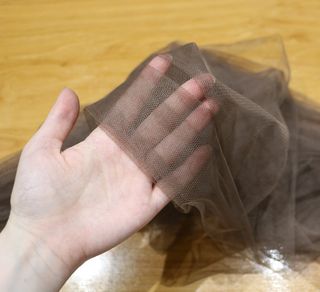 Vestido corto marrón con chal de tul