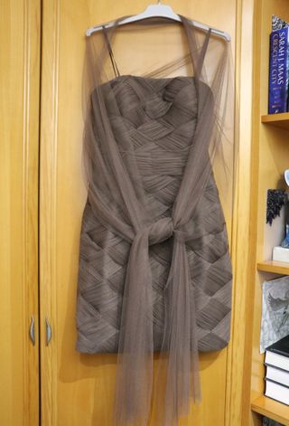 Vestido corto marrón con chal de tul